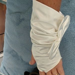 Accessories - Two pairs of gloves, garter Accessories - Two pairs of gloves, garter